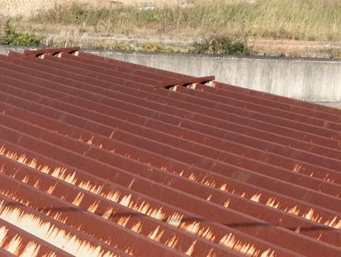屋根が錆びていると雨漏りの原因になりますので早急に塗装することをおすすめします。