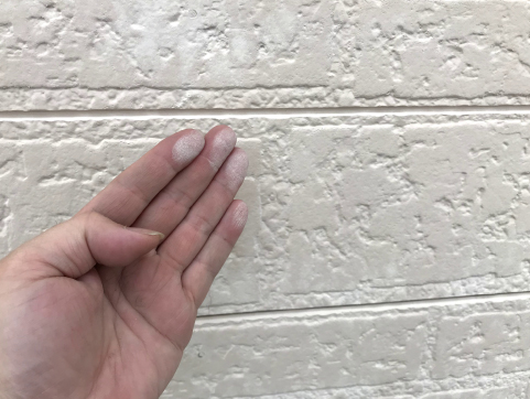 外壁を触ると白い粉がつくのはチョーキング現象になります。